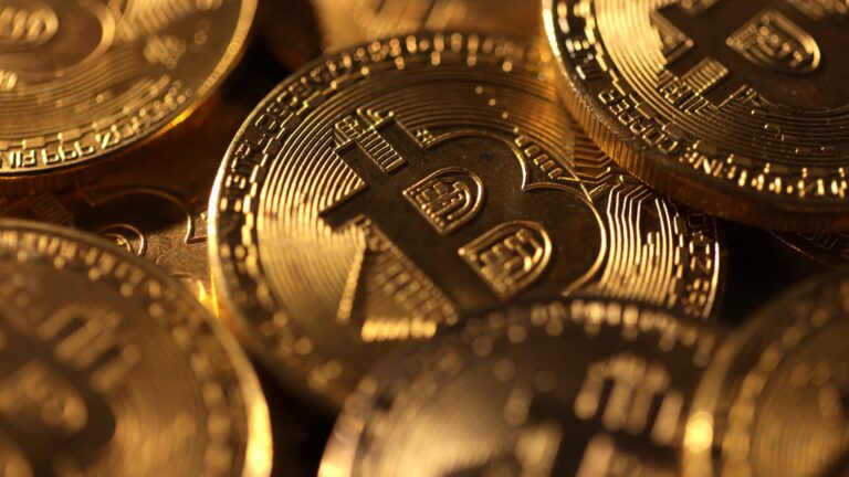 Bitcoin Dips Below $117K as Trump Crypto Bills Blocked Before Vote