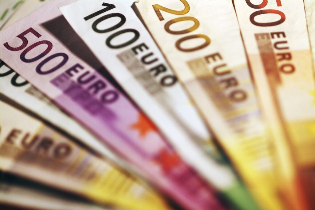 Bitcoin Surges as EUR/USD Bullish Momentum Gains Strength in Macro Markets
