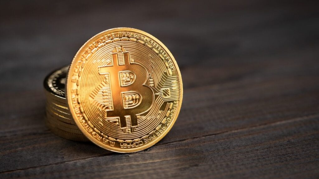 Bitcoin Whales Dump Holdings: Institutional Investors Step In