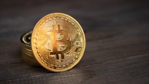 Bitcoin Whales Dump Holdings: Institutional Investors Step In
