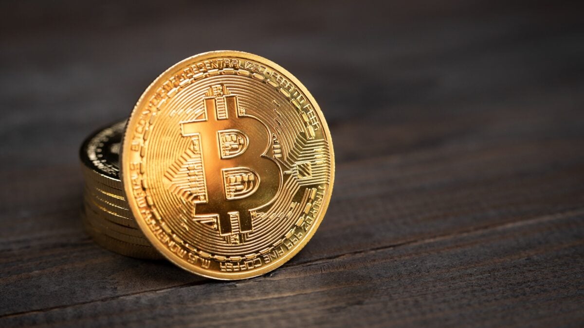 Bitcoin Whales Dump Holdings: Institutional Investors Step In