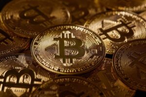 Coinbase CEO Advocates ‘Long Bitcoin’ Strategy, Shares Weekly Purchases